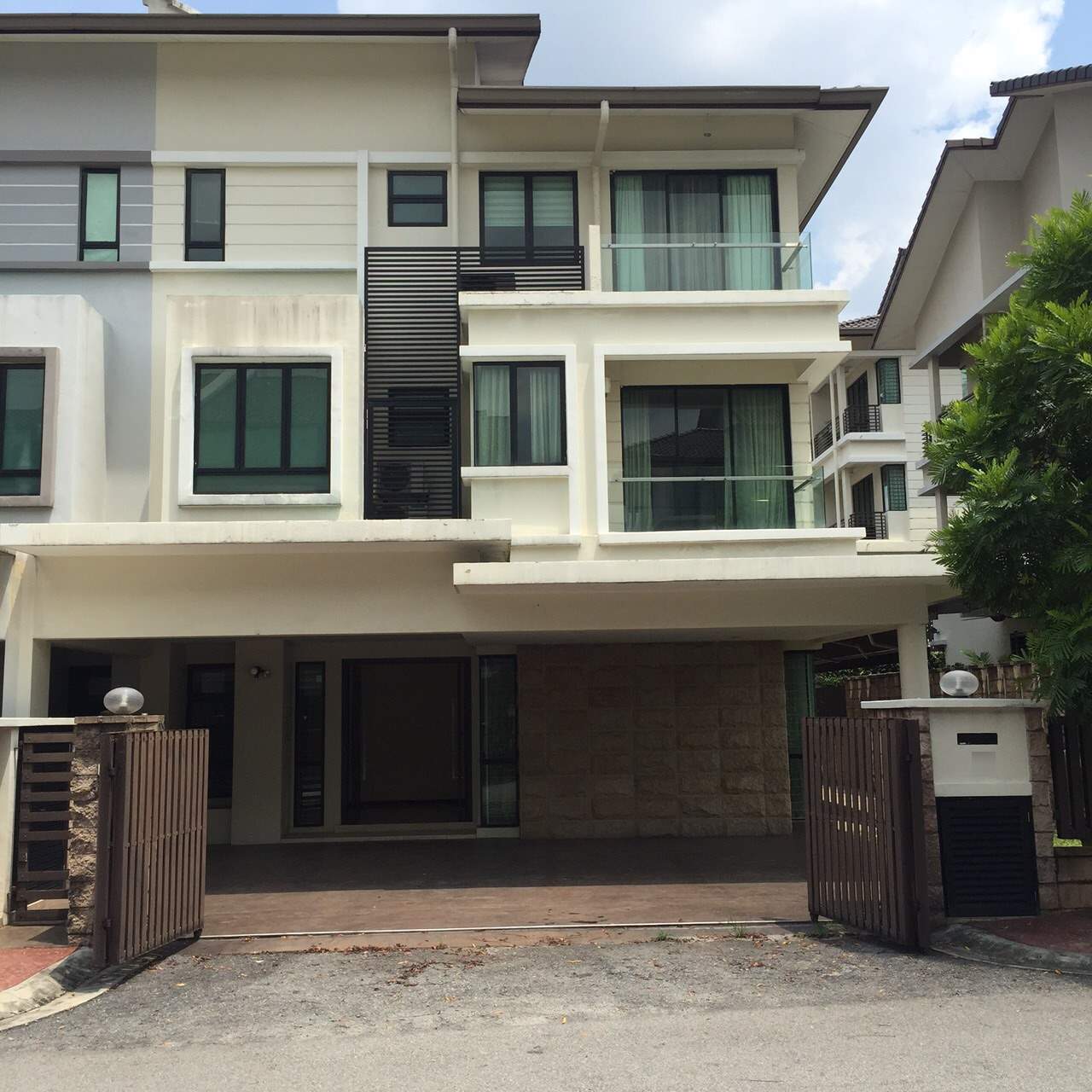 3 Storey Semi-D for Sale at Section 16 (Pearl Villas) Petaling Jaya